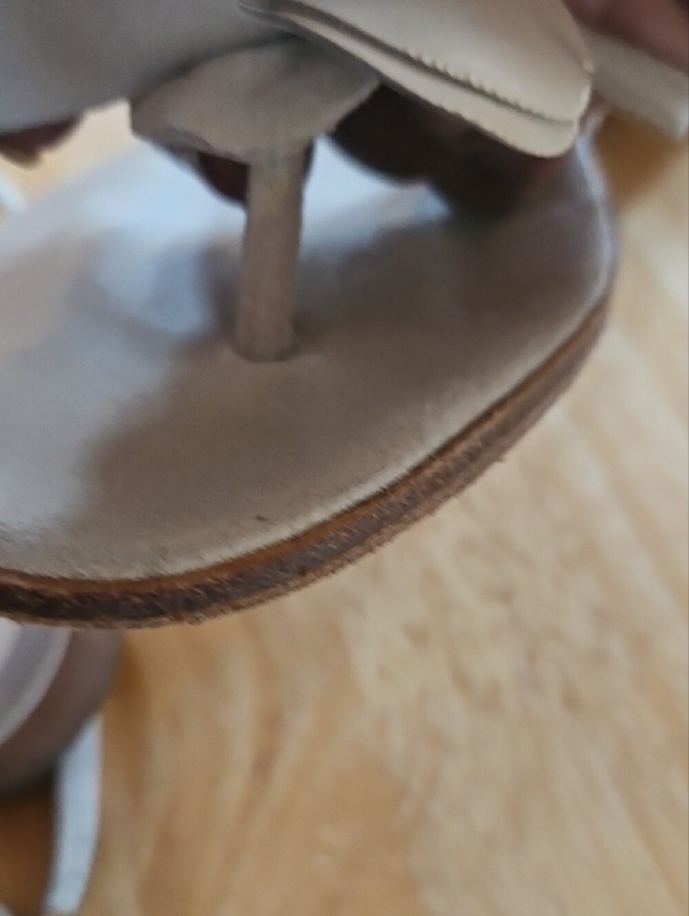CHANEL Vintage Thong Gray Suede and White Patent Leather Sandals - Picture 15 of 16